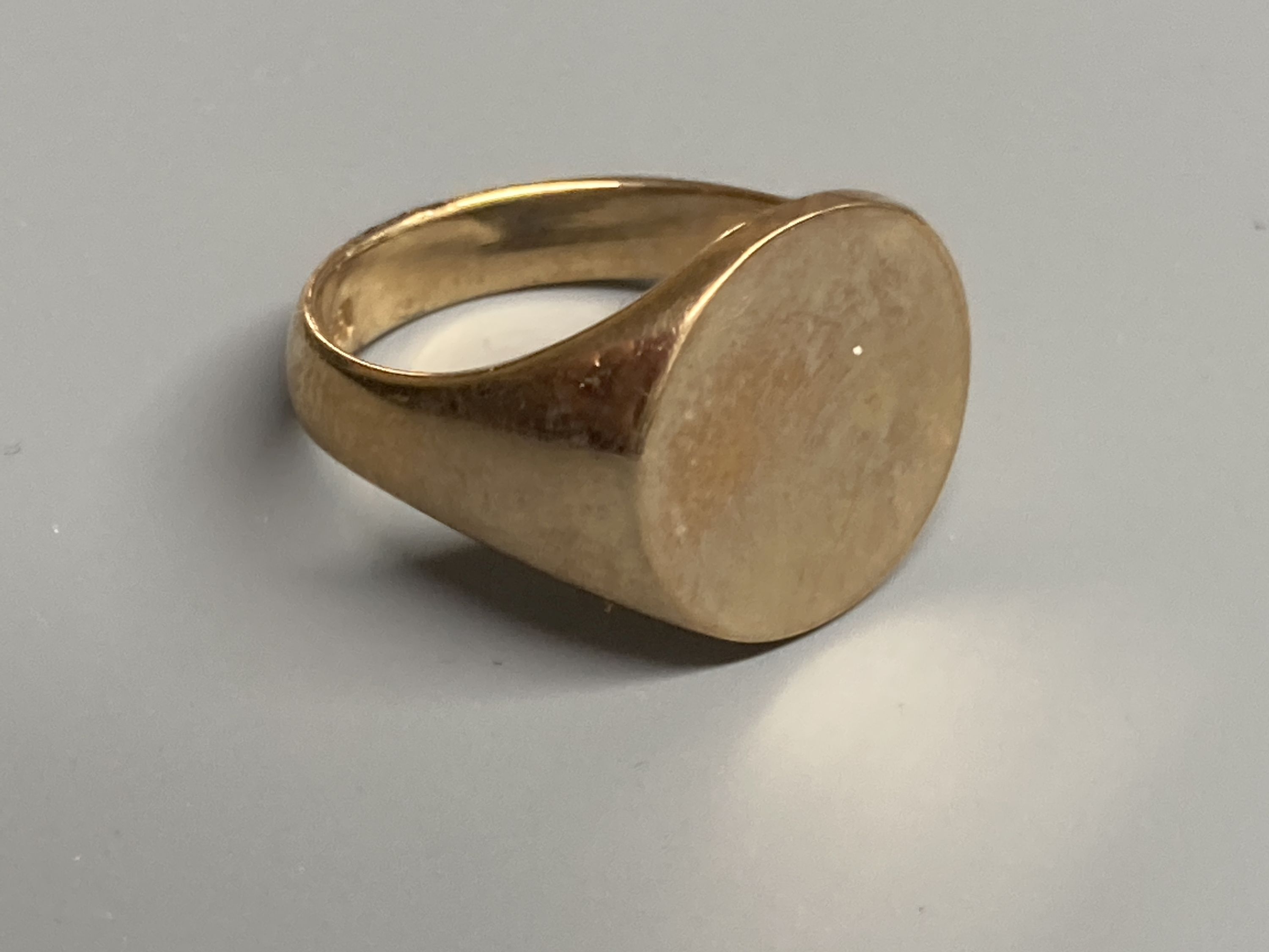 Four assorted modern 9ct gold signet rings and one other similar 9ct ring, largest size V